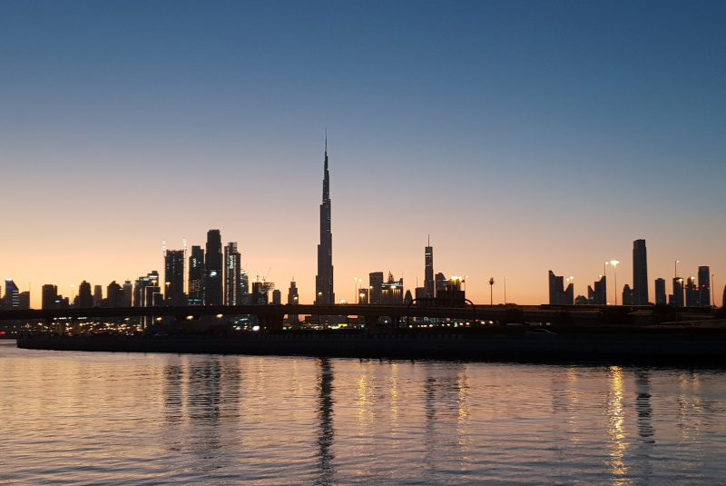 Die Skyline von Downtown Dubai im Sonnenuntergang