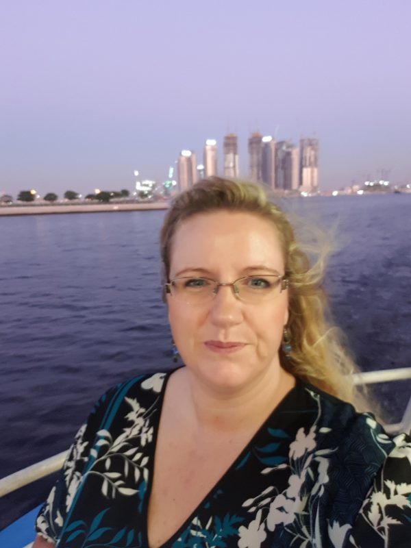 Ich im Sonnenuntergang auf der Dubai Ferry auf dem Dubai Water Canal 