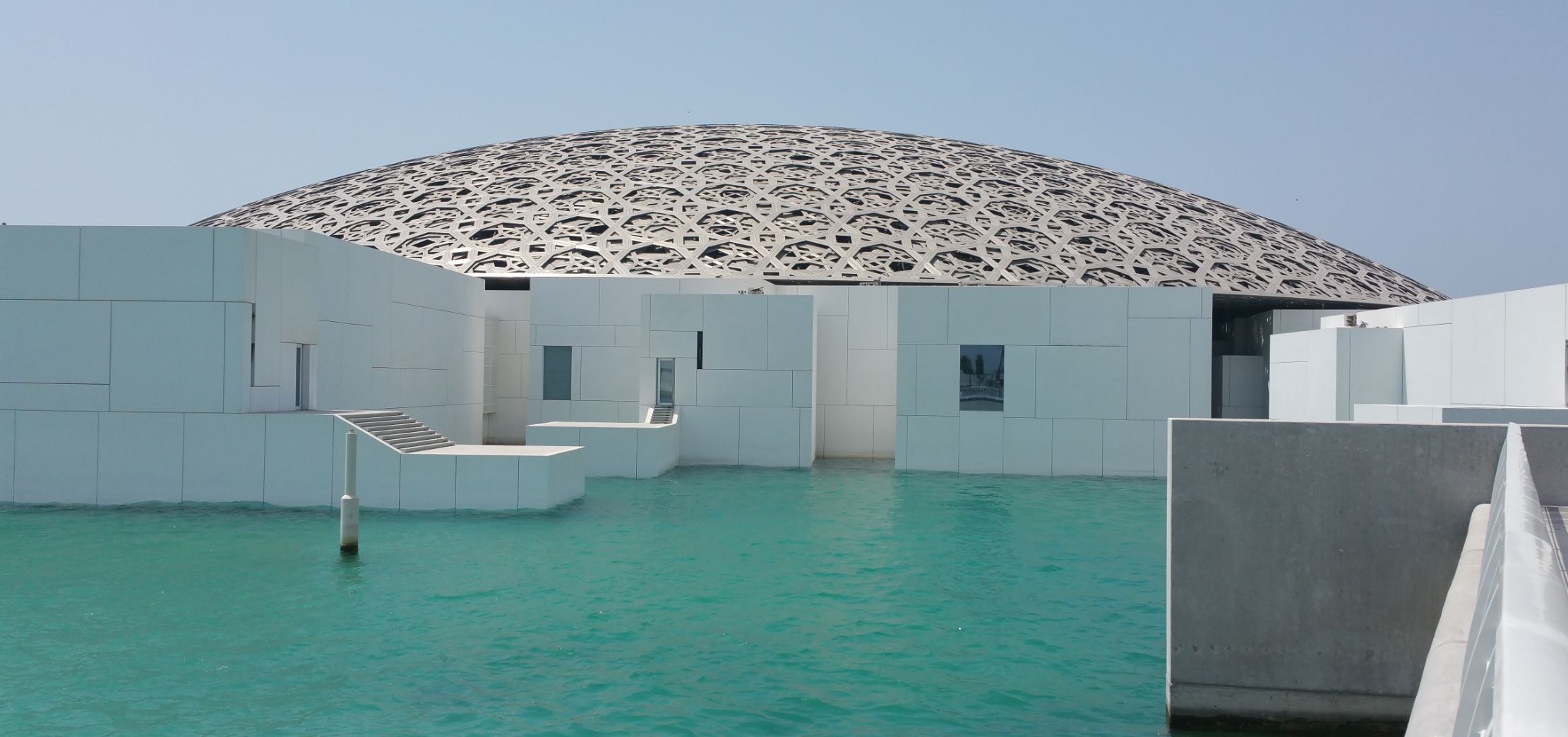 seitlicher Blick auf die ausgefallene Architektur des Louvre Abu Dhabi in Form einer Schildkröte